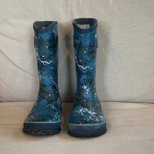 BOGS Navy, Green & White Camouflage waterproof rain boots. No holes.